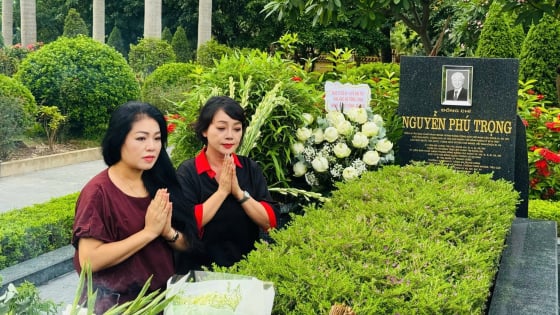 Nghệ sĩ Trà My, ca sĩ Anh Thơ xúc động khi đến viếng mộ cố Tổng Bí thư Nguyễn Phú Trọng 