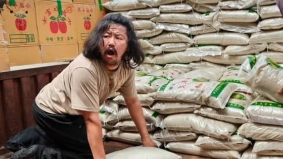 Chàng trai khuyết tật góp hàng tấn hàng cứu trợ cho nạn nhân lũ lụt, tài khoản gần 'hết sạch' tiền