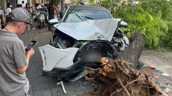 Ô tô tông hàng loạt xe máy ở Hà Nội, nhiều người bị thương nằm dưới đường