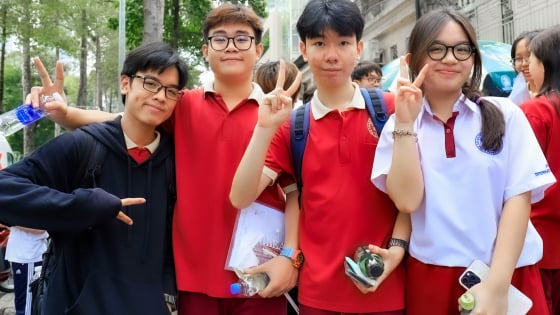 Nín thở chờ điểm thi tốt nghiệp THPT 2025: Thí sinh 'cân não' với cuộc chiến chọn ngành, chọn trường