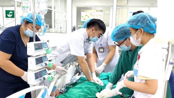 Bác sĩ chạy đua, cấp cứu bệnh nhân ngừng tim nguy kịch sau khi ăn tiết canh, lòng lợn
