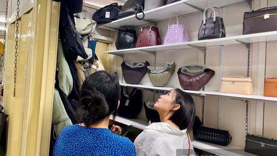 Kỳ lạ cảnh mua bán lén lút tại Trung tâm mua sắm nổi tiếng bậc nhất Sài Gòn