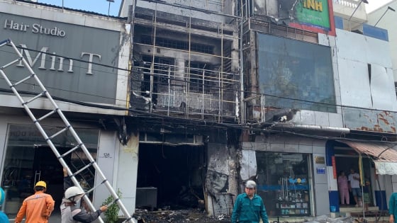 Cận cảnh hiện trường vụ cháy cửa hàng điện thoại tại Cần Thơ