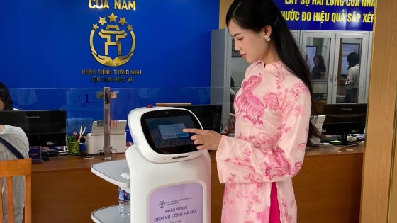 “Công chức robot” đầu tiên ở Hà Nội: Giao tiếp, hướng dẫn, mời nước thân thiện như người thật