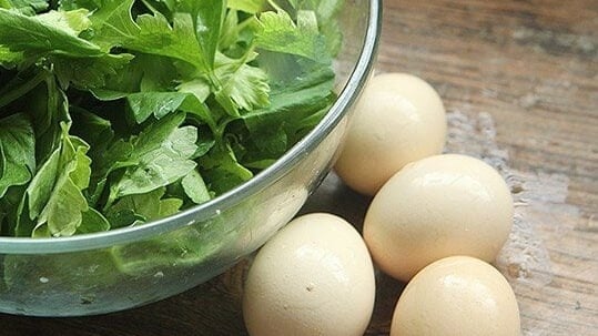 Không chỉ xào thịt bò, lá này xào cùng trứng tuyệt ngon, đã thế lại còn cực bổ dưỡng