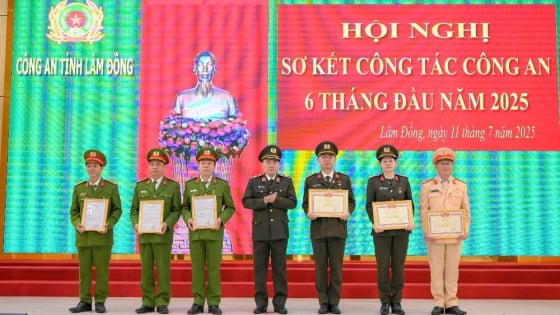 Bộ Công an thưởng nóng các đơn vị đã giải cứu một nạn nhân bị bắt giữ trái pháp luật 