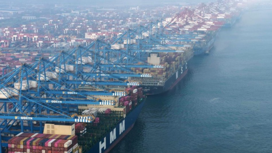 Xuất khẩu Trung Quốc vượt qua 'bão thuế' của Mỹ nhưng vẫn chịu cảnh báo nóng