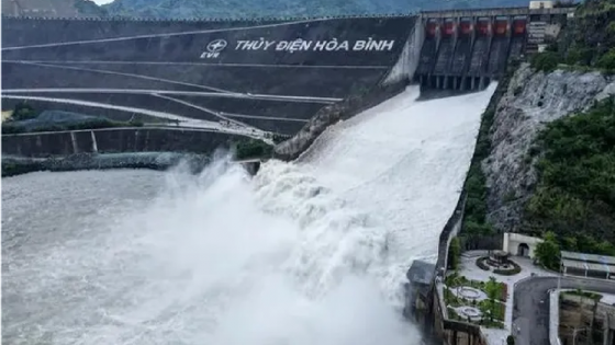 Gần một tiếng nữa, hồ thủy điện lớn nhất nhì miền Bắc thuộc tỉnh Phú Thọ được lệnh mở cửa xả đáy thứ hai xả lũ