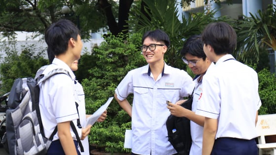 Điểm thi tốt nghiệp THPT 2025 TP.HCM: Tăng 185% điểm 10, bất ngờ môn tiếng Anh 'rớt hạng' 