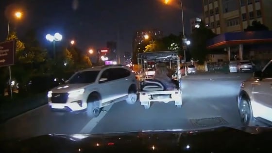 Nhân chứng kể giây phút suýt bị ôtô đi ngược chiều tông trúng trước vụ tai nạn liên hoàn ở Hà Nội