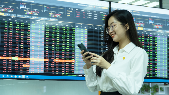 VN-Index áp sát 1.500: KBSV nâng mục tiêu lên 1.530, “sóng” tỷ USD sắp đổ bộ?