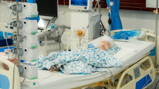 Báo động đỏ, huy động tối đa nhân lực, thiết bị cứu sống hai anh em ruột trong vụ tai nạn liên hoàn ở Hà Nội