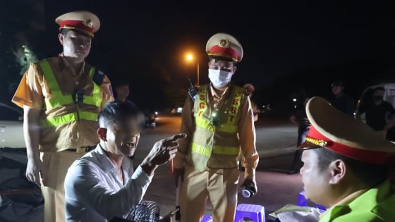 Nam thanh niên say xỉn thách thức CSGT, đòi xem chuyên đề và “check” 5 điều Bác Hồ dạy