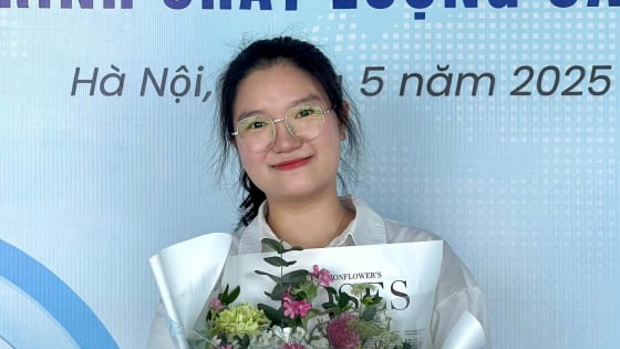 Thủ khoa xuất sắc Đại học Kinh tế Quốc dân 2025 có cái tên dài, độc, lạ