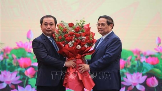 Thủ tướng trao Quyết định bổ nhiệm quyền Bộ trưởng Bộ Nông nghiệp và Môi trường cho ông Trần Đức Thắng