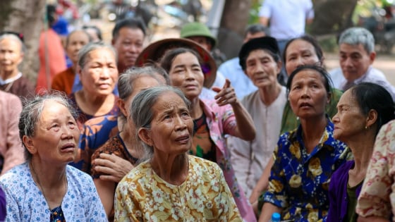 Xã biệt lập giữa sông Hồng “khát” dịch vụ y tế được bác sĩ các bệnh viện lớn ở Hà Nội tới thăm khám