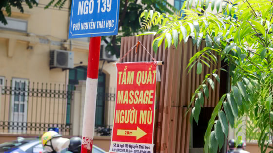 Bốt điện mặc 'áo giáp' chống quảng cáo ở Hà Nội bị 'tấn công' trở lại