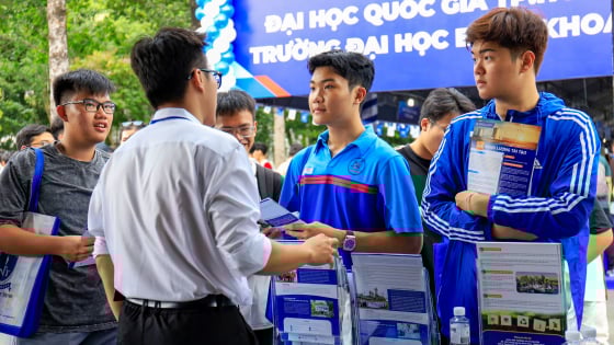 Tuyển sinh đại học 2025 TP.HCM: 'Khát' nhân lực ngành Điện và cơ hội từ ngành Năng lượng tái tạo