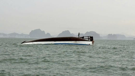 Lật tàu trên vịnh Hạ Long, hơn 50 người gặp nạn