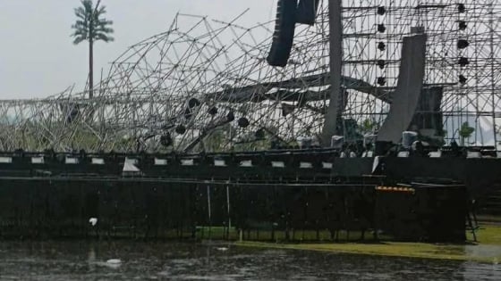 Sân khấu concert quy tụ 21 ca sĩ tên tuổi tại Quảng Ninh bị hư hại nặng, nhiều ca sĩ phải lên tiếng xin lỗi khán giả