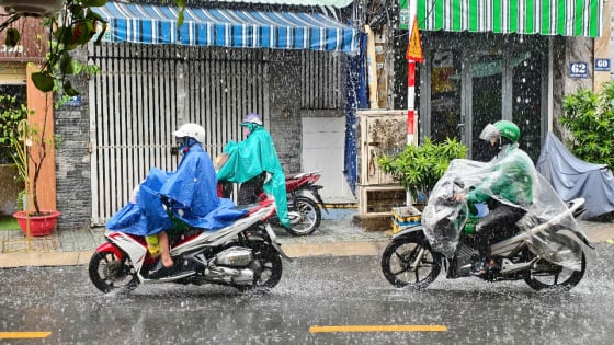 TP.HCM mưa lớn giữa trưa, có phải do ảnh hưởng bão?