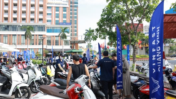 Người dân Hà Nội, TP.HCM, Hưng Yên nô nức đổi xe máy xăng lấy xe máy điện