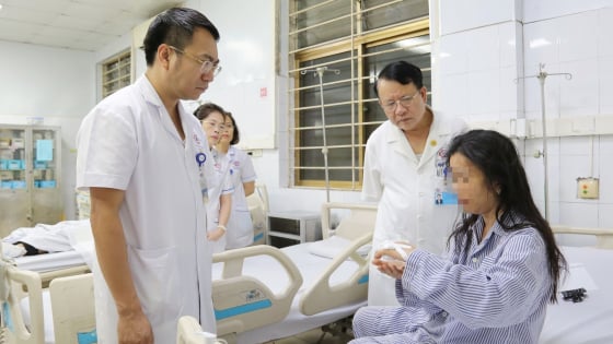 Vụ lật tàu trên vịnh Hạ Long: Bệnh viện kích hoạt báo động đỏ, huy động hàng trăm y bác sĩ nỗ lực cứu chữa nạn nhân 