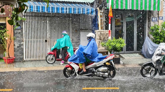 Ảnh hưởng bão số 3 - Wipha: TP.HCM xuất hiện mưa giông gió lớn, cơ quan khí tượng đưa ra cảnh báo