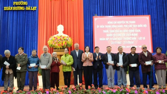 Phó Chủ tịch Quốc hội thăm, tặng 500 phần quà gia đình chính sách tại Lâm Đồng