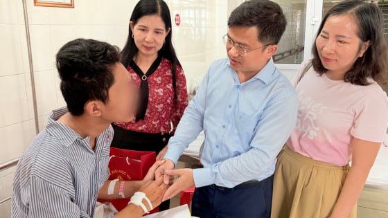 Vụ lật tàu ở vịnh Hạ Long: Một trường đại học nhận đỡ đầu nam sinh 18 tuổi sau cú sốc mất 4 người thân