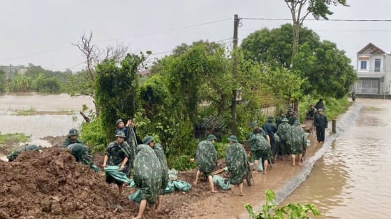 200 người xử lý sự cố tràn bờ bao cống Cù Là, xã Hồng Vũ ở tỉnh Hưng Yên