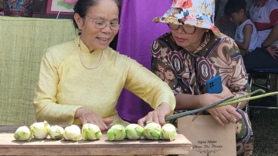 Nữ nghệ nhân Hà Nội huấn luyện cả vạn 'thợ dệt tơ tằm tí hon', đạt 5 sao OCOP cấp quốc gia