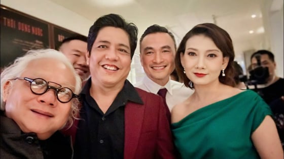 Nghệ sĩ Nhân dân Mỹ Uyên xúc động ôn lại kỷ niệm thời thanh xuân với diễn viên Chi Bảo