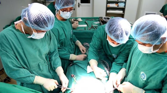 Mắc bệnh ngực gà, cậu bé 12 tuổi tự ti, mặc cảm, ngại giao tiếp 