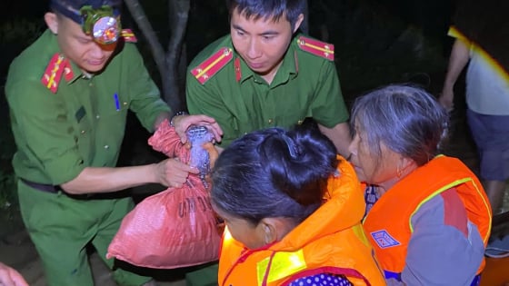 Nghệ An: Nước lũ lại lên cao ở Anh Sơn và Nhân Hòa, lực lượng chức năng thức trắng đêm cùng người dân