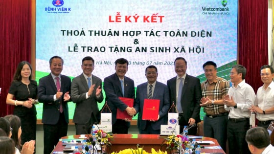 Vietcombank và Bệnh viện K ký kết hợp tác toàn diện, trao tặng 100 máy tính bảng trị giá 1 tỷ đồng phục vụ chuyển đổi số