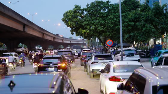 Ô tô dừng đỗ thành hàng 2, hàng 3 chiếm nguyên làn đường huyết mạch Nguyễn Xiển