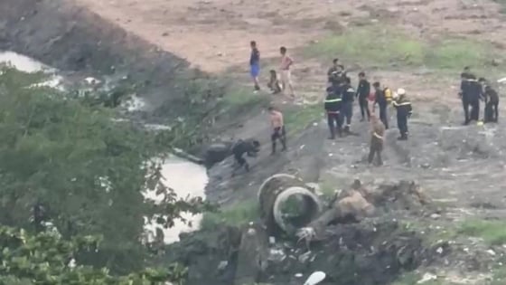 Nghi có người rơi xuống cống nước trên đường Nguyễn Văn Linh, nhiều cảnh sát lặn tìm kiếm