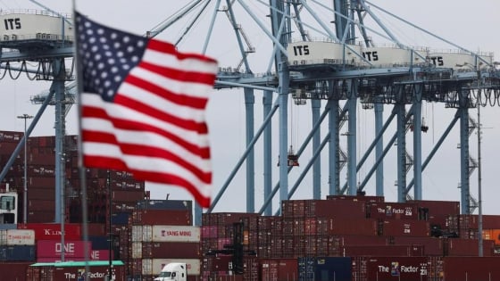 Doanh nghiệp Mỹ kêu trời vì thuế của ông Trump: Lỗ hàng tỷ USD, người tiêu dùng lãnh đủ