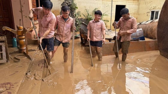 Cán bộ Phòng giao dịch Ngân hàng CSXH Kỳ Sơn, tỉnh Nghệ An lan tỏa nghĩa tình, đồng hành cùng dân sau mưa lũ