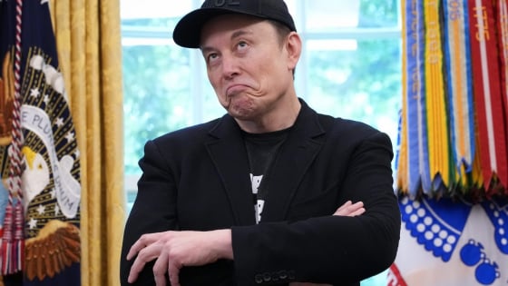 Elon Musk tiết lộ nỗi sợ bị 'đá bay' khỏi Tesla