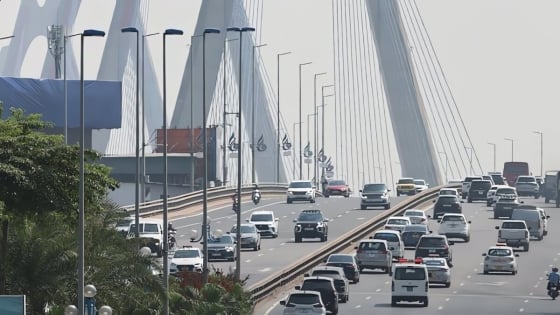 Hiện trạng cây cầu vượt sông Hồng đẹp nhất Hà Nội sắp làm hàng rào cứng phân làn