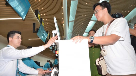 Công an TP.HCM triển khai xác thực sinh trắc học qua VNeID, phục vụ hành khách ở sân bay chỉ trong tích tắc