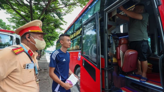 Cảnh sát giao thông lập chốt xử lý loạt vi phạm của xe khách gần bến xe lâu đời nhất Hà Nội