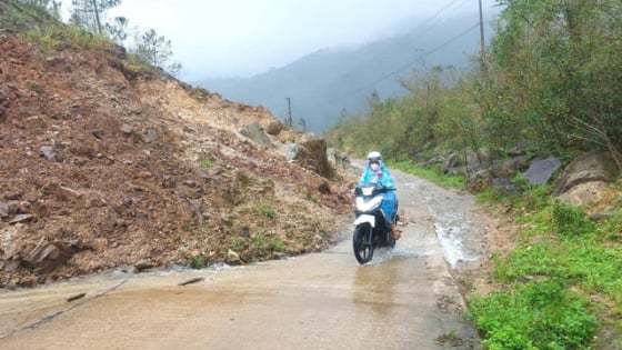Hàng loạt vị trí trên quốc lộ, tỉnh lộ phía Tây Quảng Ngãi bị đứt gãy, sụt lún