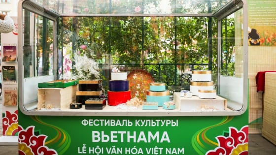 Tác phẩm sơn mài do Phu nhân Ngô Phương Ly thiết kế được giới thiệu trong Lễ hội Văn hóa Việt Nam tại Nga