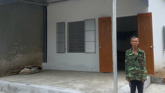 Người đàn ông mắc bệnh tâm thần rưng rưng trong ngày đón nhận ngôi nhà mới