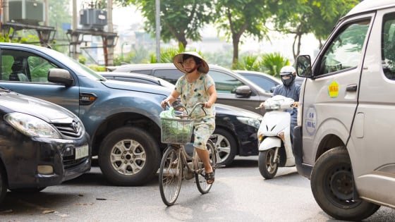 Cảnh người tham gia giao thông loay hoay xoay sở vì một bãi xe nằm chính giữa đoạn đường một chiều Nguyễn Ngọc Vũ
