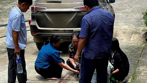 Xe chở người bệnh đến Trung tâm Y tế Kỳ Sơn cán tử vong một bệnh nhi trong khuôn viên