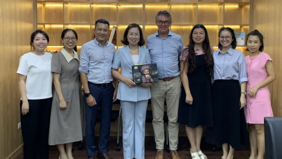 Phó Chủ tịch Hội Nông dân Việt Nam Bùi Thị Thơm làm việc với Công ty TNHH Tư vấn Đất, Nước và Nông nghiệp Hà Lan